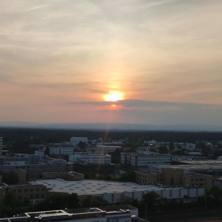 Ferienwohnung Skyline-Aussicht und fantastische Sonnenuntergänge Langen  Exterior foto