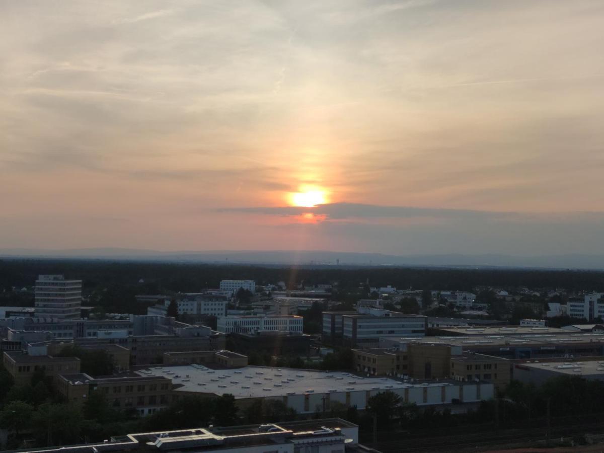 Ferienwohnung Skyline-Aussicht und fantastische Sonnenuntergänge Langen  Exterior foto